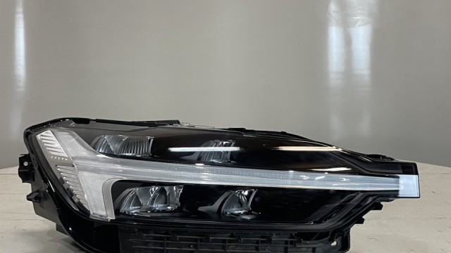Volvo XC60 2021- фара передняя LED MID правая 32337375