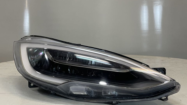 Tesla Model S  2016- Фара  правая 105357500C