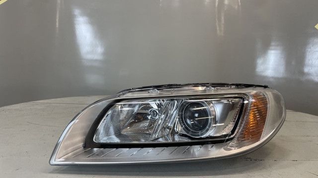 Volvo V70 2013- фара передняя левая xenon (бел) 31420013